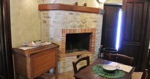 Rivestimento camino in legno albergo Robur Marsorum
